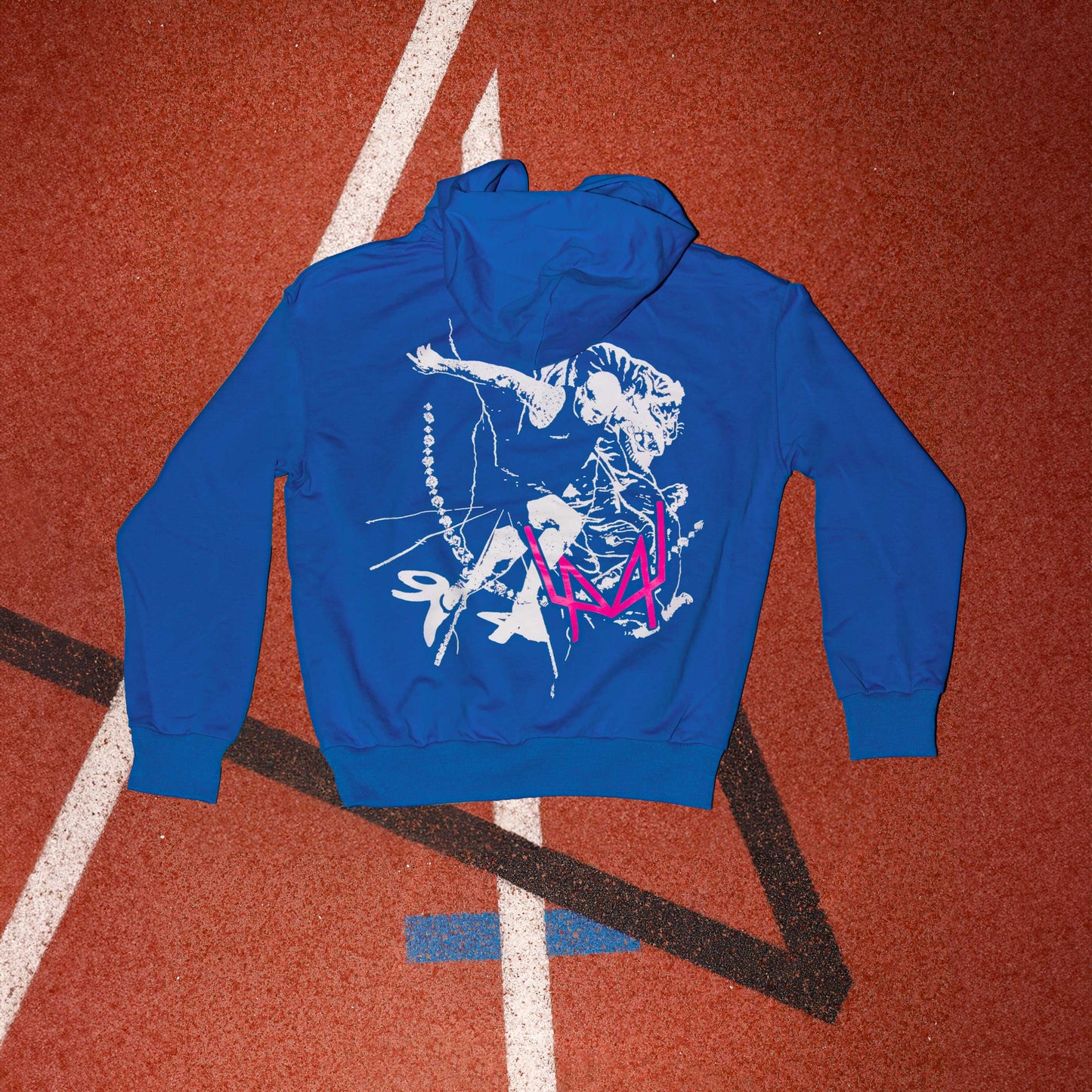 "Fronte della felpa blu con logo distintivo" "Retro della felpa blu con grafica di Marcell Jacobs in corsa"