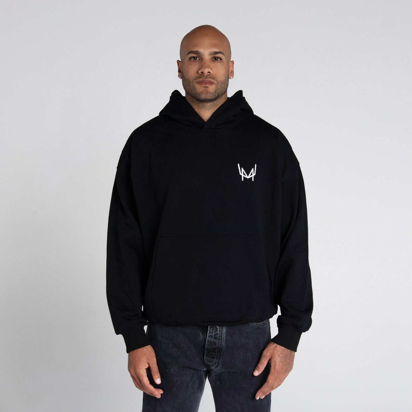 Fronte della felpa nera con logo distintivo" "Retro della felpa nera con grafica di Marcell Jacobs in corsa"