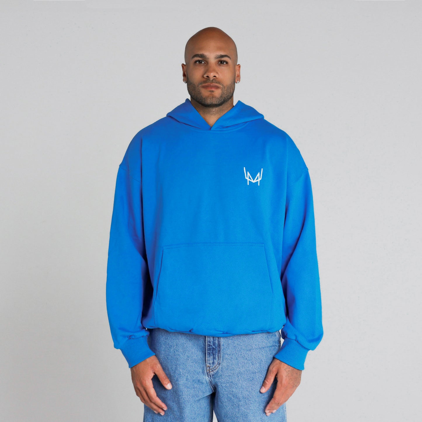 "Fronte della felpa blu con logo distintivo" "Retro della felpa blu con grafica di Marcell Jacobs in corsa"