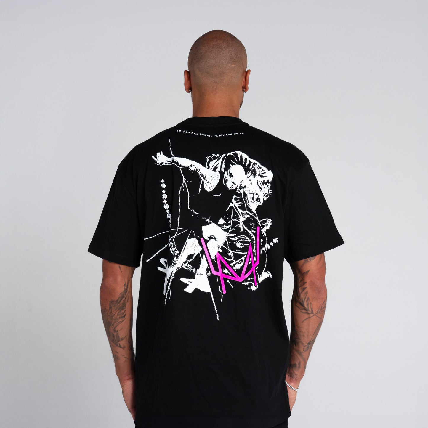 Fronte della t-shirt nera con logo distintivo" "Retro della t-shirt nera con grafica di Marcell Jacobs in corsa"