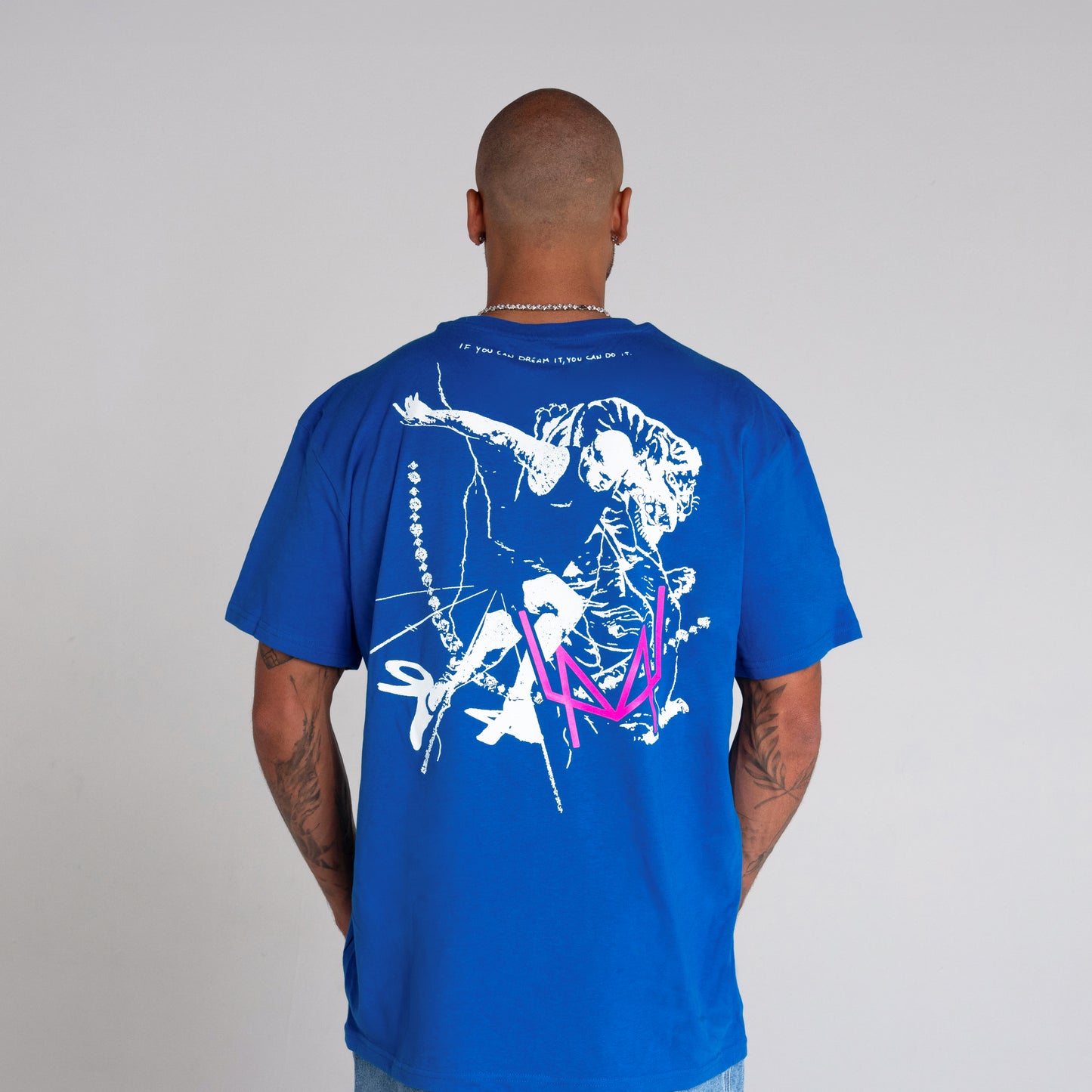 "Fronte della T-SHIRT blu con logo distintivo" "Retro della t-shirt blu con grafica di Marcell Jacobs in corsa"