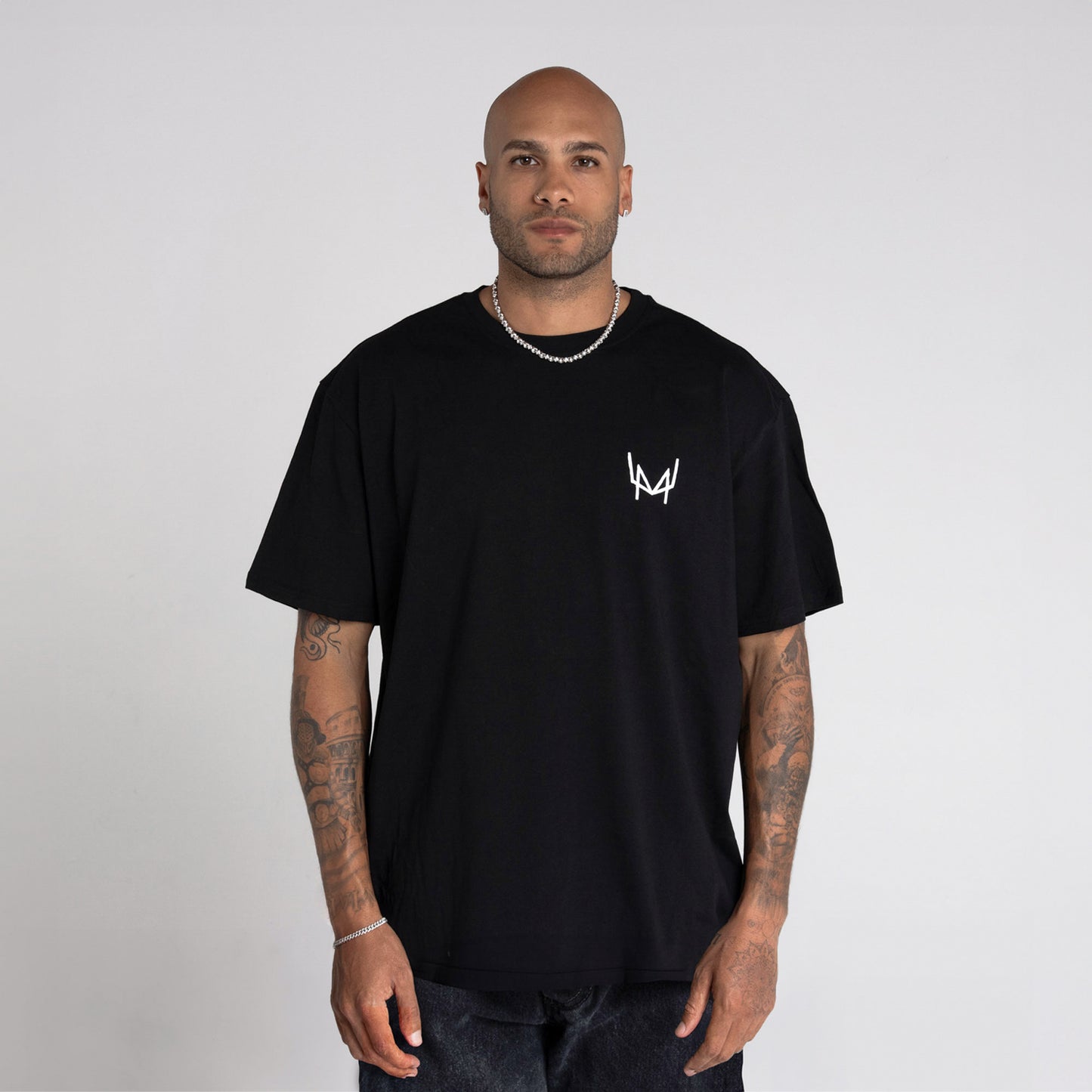 Fronte della t-shirt nera con logo distintivo" "Retro della t-shirt nera con grafica di Marcell Jacobs in corsa"